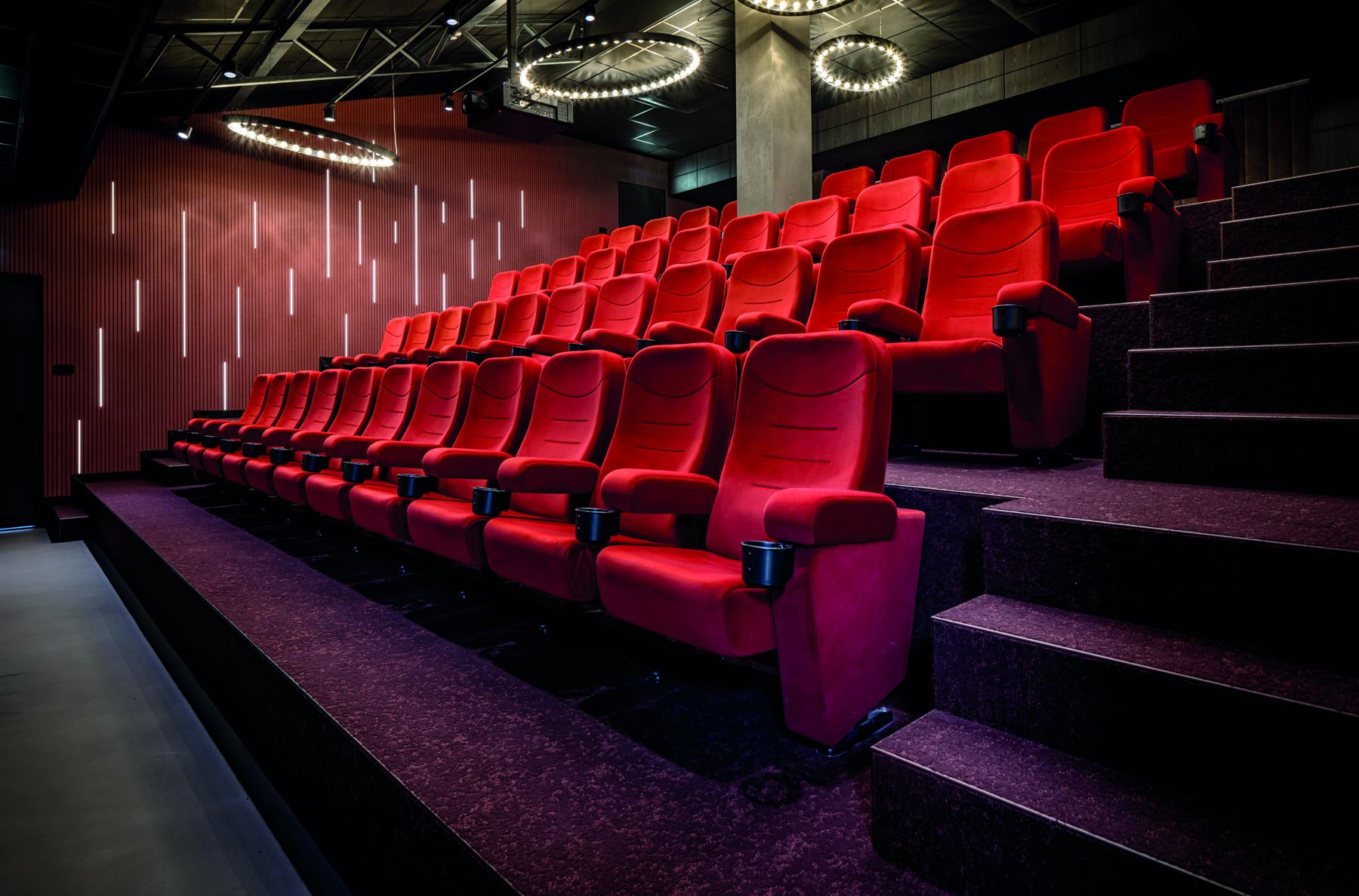 Het Theater met rode pluche stoelen op tribunes
